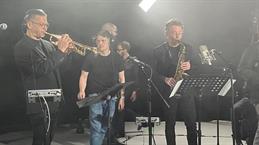 The HSD Big Band in the large picture studio of the Institute for Music and Media at the Robert Schumann University Düsseldorf